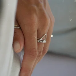 Anillo Triángulo