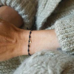 Pulsera Mini Letra Nuditos Oro